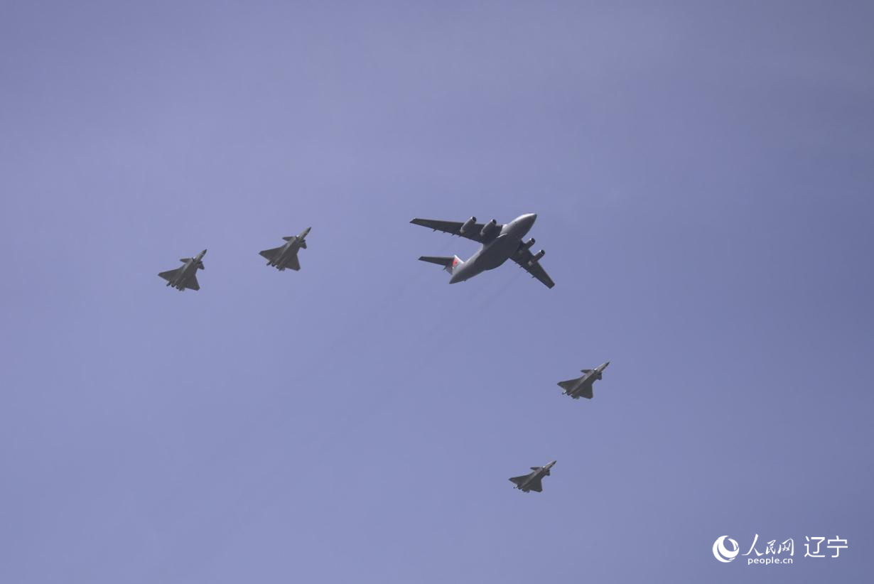 執(zhí)行第十二批在韓中國人民志愿軍烈士遺骸轉(zhuǎn)運(yùn)任務(wù)的運(yùn)-20進(jìn)入中國領(lǐng)空后，首次采用“五機(jī)編隊(duì)”的方式，由4架殲-20伴飛護(hù)航，與往年相比護(hù)航規(guī)格更高。人民網(wǎng)記者 邱宇哲攝