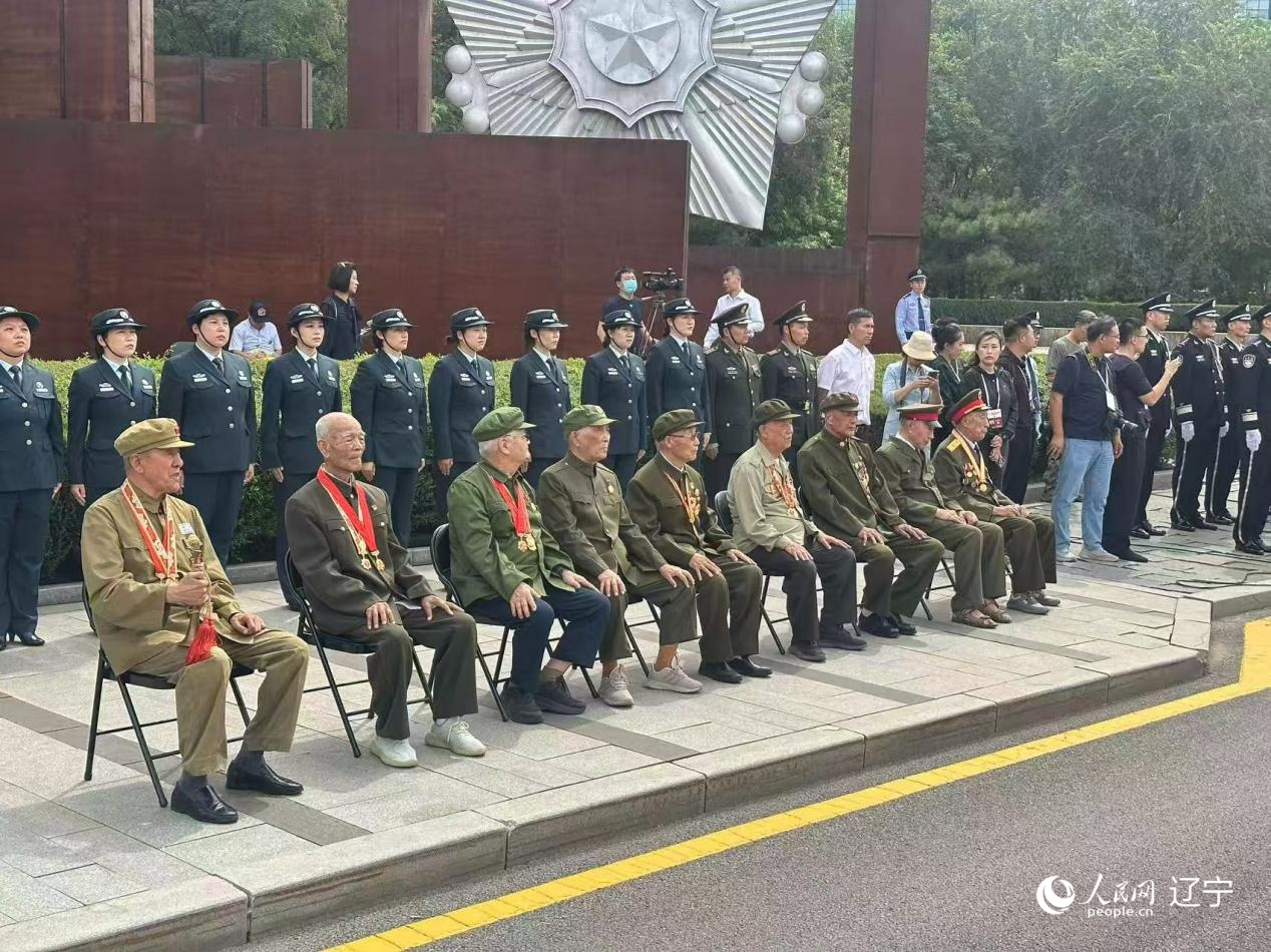 沈陽抗美援朝烈士陵園門前，志愿軍老戰(zhàn)士等候戰(zhàn)友的歸隊(duì)。人民網(wǎng)記者 周頌雪攝