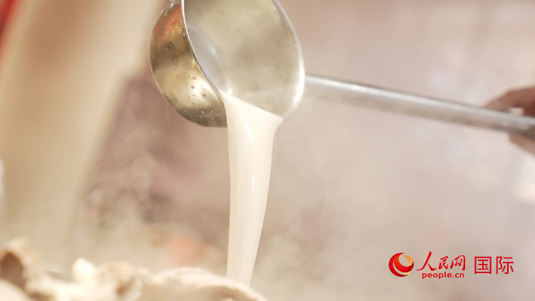 熬制中的徐州羊湯。人民網(wǎng)記者 蘇纓翔攝