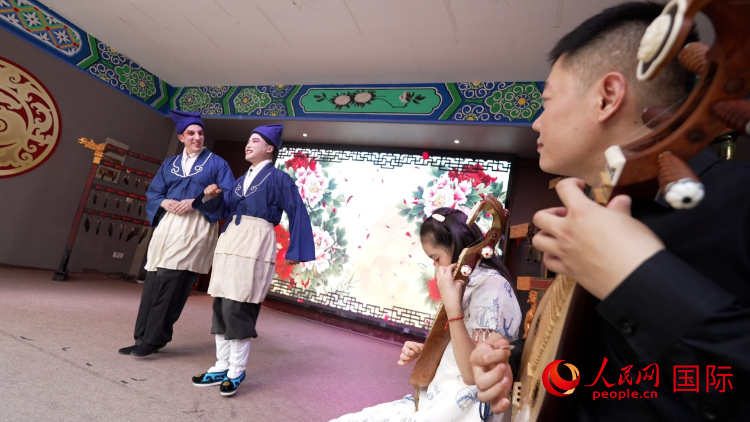 人民網(wǎng)外籍專家湖長(zhǎng)明體驗(yàn)柳琴戲。人民網(wǎng)記者 蘇纓翔攝