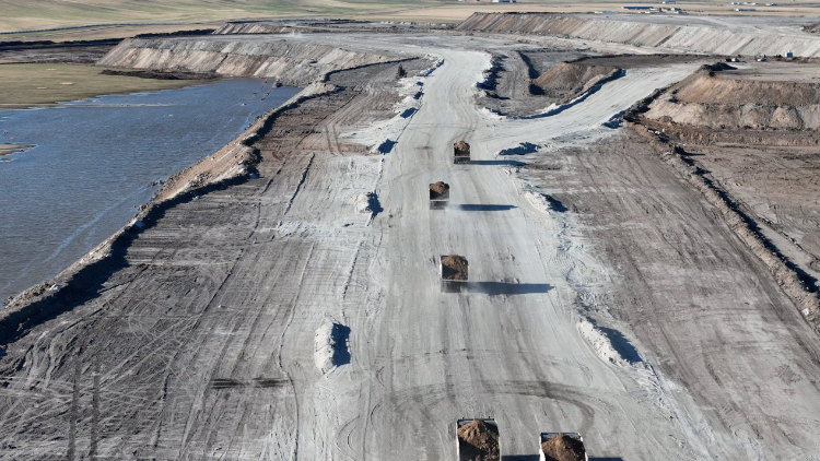 徐工無(wú)人電動(dòng)礦卡行駛在內(nèi)蒙古華能伊敏露天礦區(qū)。受訪對(duì)象供圖