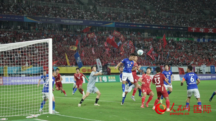 “蘇超”比賽現(xiàn)場(chǎng)。人民網(wǎng)記者 余樂(lè)攝