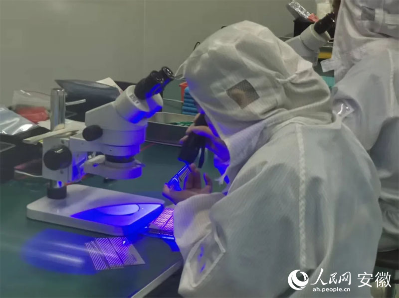 金張科技帶動(dòng)下，超100家功能膜新材料企業(yè)在太湖縣集聚。人民網(wǎng)記者 胡雨松攝