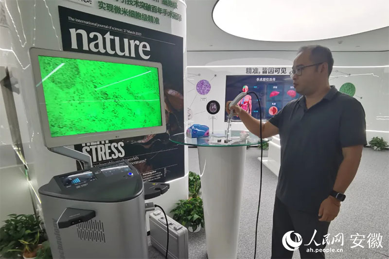 陳廷嘉演示“安刀”使用方法。人民網(wǎng)記者 胡雨松攝