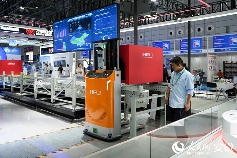 2024世界制造業(yè)大會(huì)上，合力將智能數(shù)據(jù)工廠系統(tǒng)帶進(jìn)展會(huì)。人民網(wǎng)記者 王銳攝