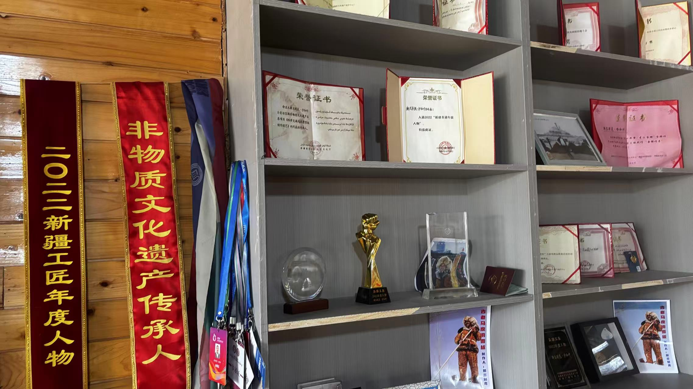 農(nóng)牧民古老毛皮滑雪板制作培訓(xùn)基地榮譽(yù)墻一角。