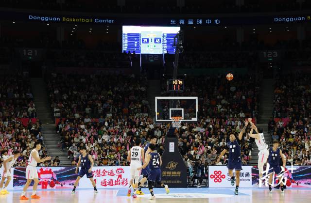 11月12日，十五運會男籃成年組決賽，現(xiàn)場有序而熱烈。張由瓊 攝