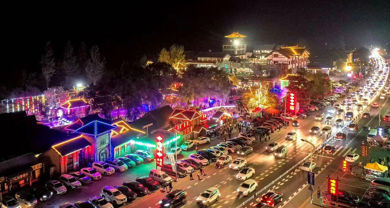 “小市一莊”夜景。受訪者供圖