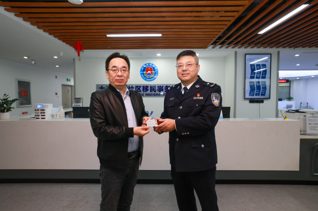 全省首張往來(lái)港澳人才簽注落地大連自貿(mào)片區(qū)。遼寧自貿(mào)試驗(yàn)區(qū)大連片區(qū)供圖