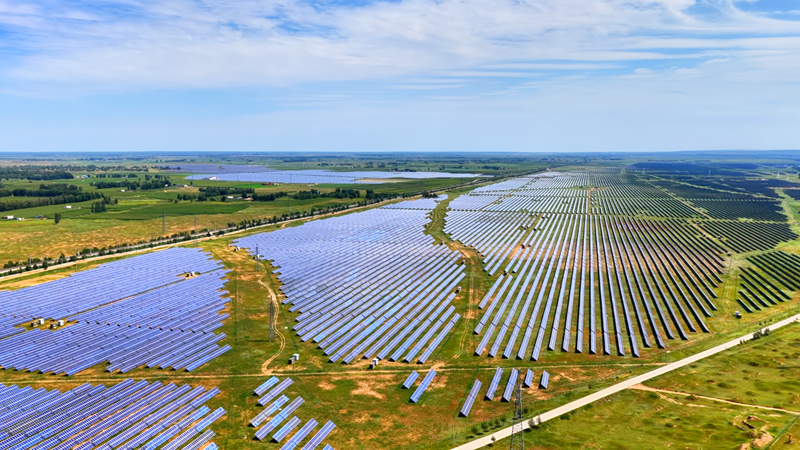定邊縣連片光伏板鋪展成綠色能源畫(huà)卷。陳煜攝