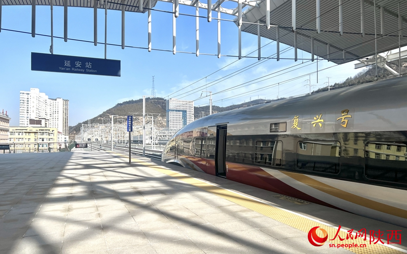 2025年12月26日，C9312次復(fù)興號(hào)列車抵達(dá)延安站。人民網(wǎng)記者 鄧楠攝