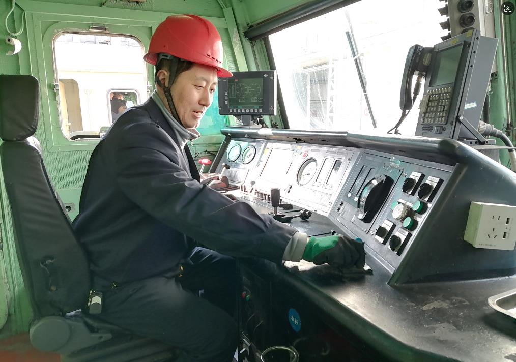 韓文盛正在檢查司機(jī)室操作臺。張秋生 攝