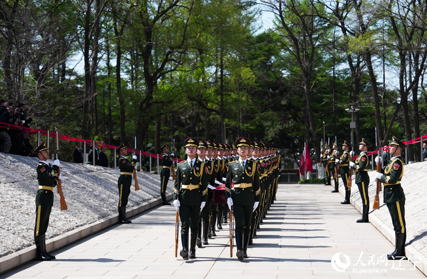 第十三批在韓中國(guó)人民志愿軍烈士安葬儀式現(xiàn)場(chǎng)。人民網(wǎng)記者 邱宇哲攝
