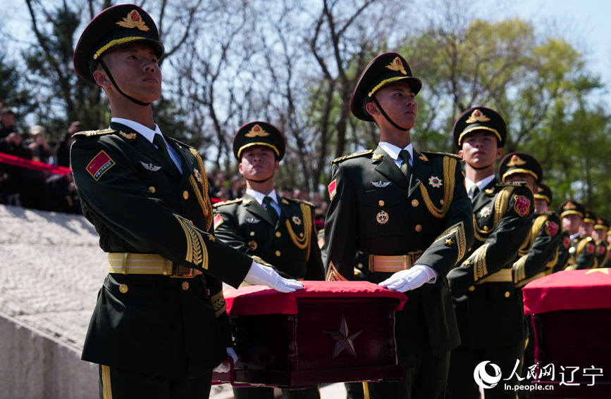 第十三批在韓中國(guó)人民志愿軍烈士安葬儀式現(xiàn)場(chǎng)。人民網(wǎng)記者 邱宇哲攝