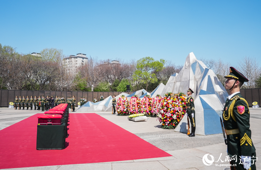 第十三批在韓中國(guó)人民志愿軍烈士安葬儀式現(xiàn)場(chǎng)。人民網(wǎng)記者 邱宇哲攝