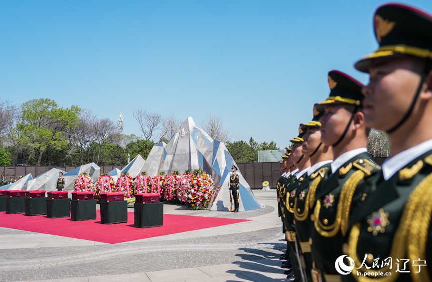 第十三批在韓中國(guó)人民志愿軍烈士安葬儀式現(xiàn)場(chǎng)。人民網(wǎng)記者 邱宇哲攝