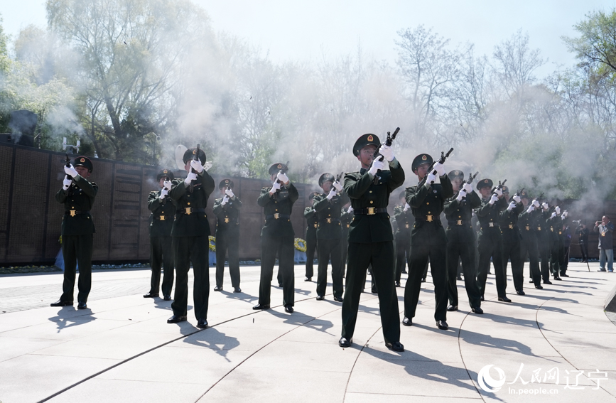 第十三批在韓中國(guó)人民志愿軍烈士安葬儀式現(xiàn)場(chǎng)。人民網(wǎng)記者 邱宇哲攝