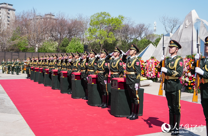 第十三批在韓中國(guó)人民志愿軍烈士安葬儀式現(xiàn)場(chǎng)。人民網(wǎng)記者 邱宇哲攝