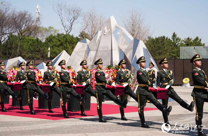 第十三批在韓中國(guó)人民志愿軍烈士安葬儀式現(xiàn)場(chǎng)。人民網(wǎng)記者 邱宇哲攝
