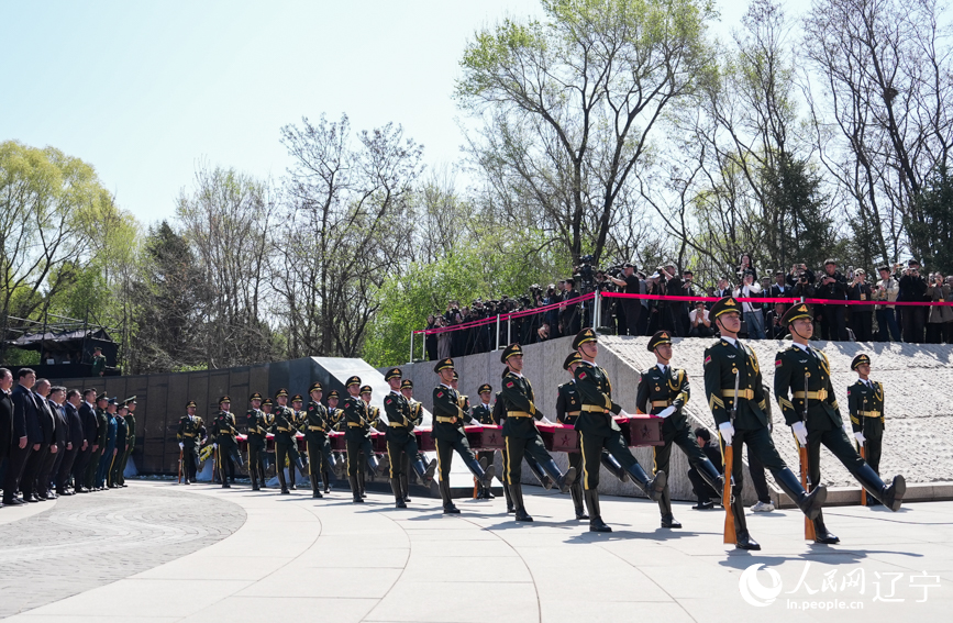 第十三批在韓中國(guó)人民志愿軍烈士安葬儀式現(xiàn)場(chǎng)。人民網(wǎng)記者 邱宇哲攝