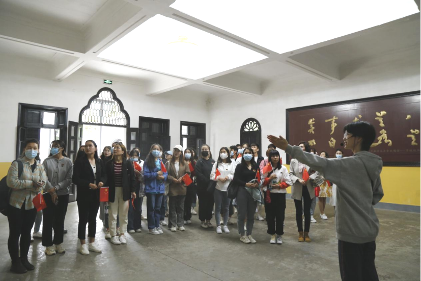 2021年5月20日，在喜迎中國(guó)共產(chǎn)黨建黨100周年之際，我校開(kāi)展了少數(shù)民族學(xué)生“學(xué)黨史、感恩黨、跟黨走”紅色研學(xué)活動(dòng)。