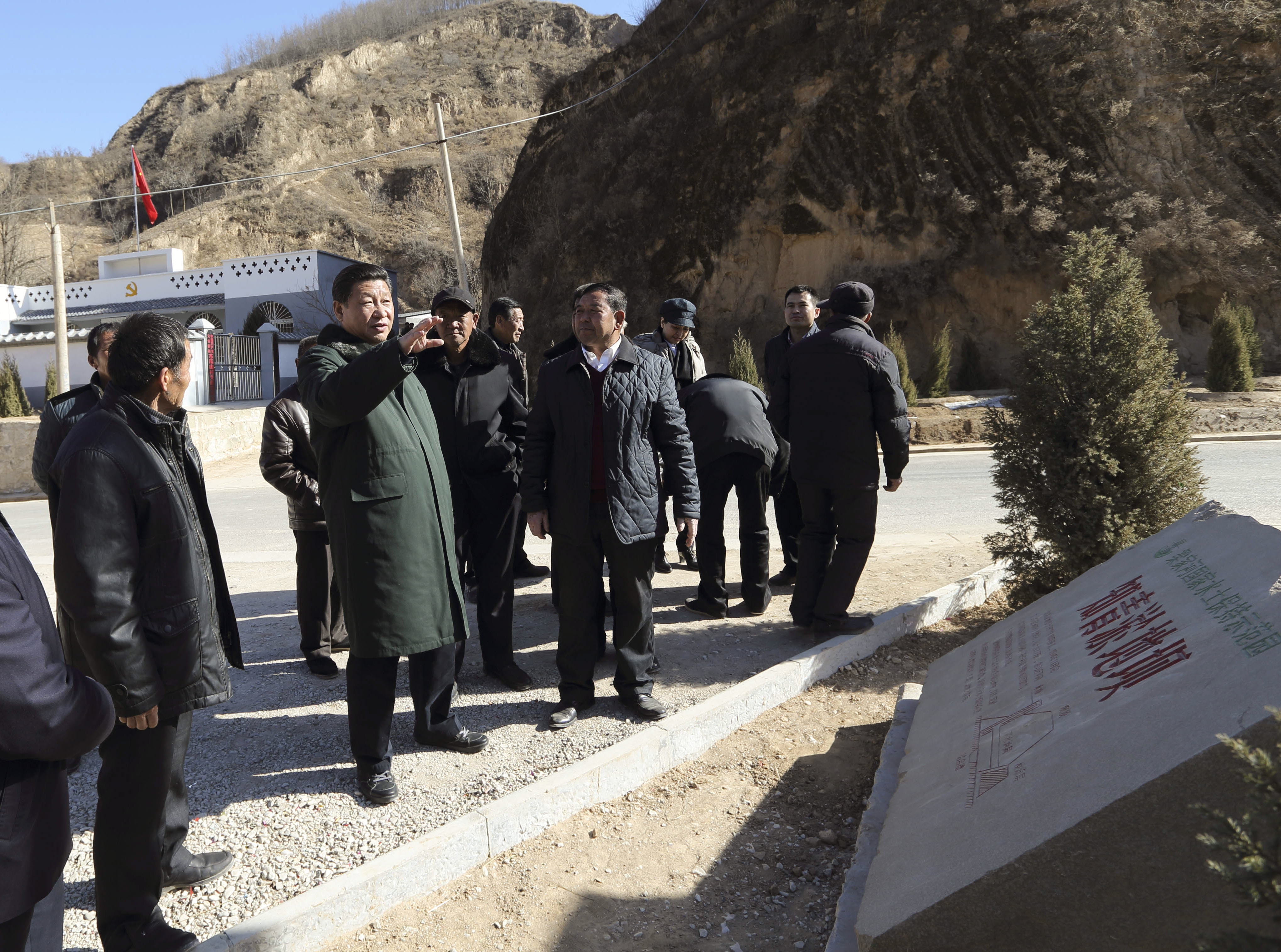 2015年春節(jié)前夕，習(xí)近平來(lái)到陜西考察調(diào)研，第一站便來(lái)到延安市延川縣梁家河村。新華社 發(fā)