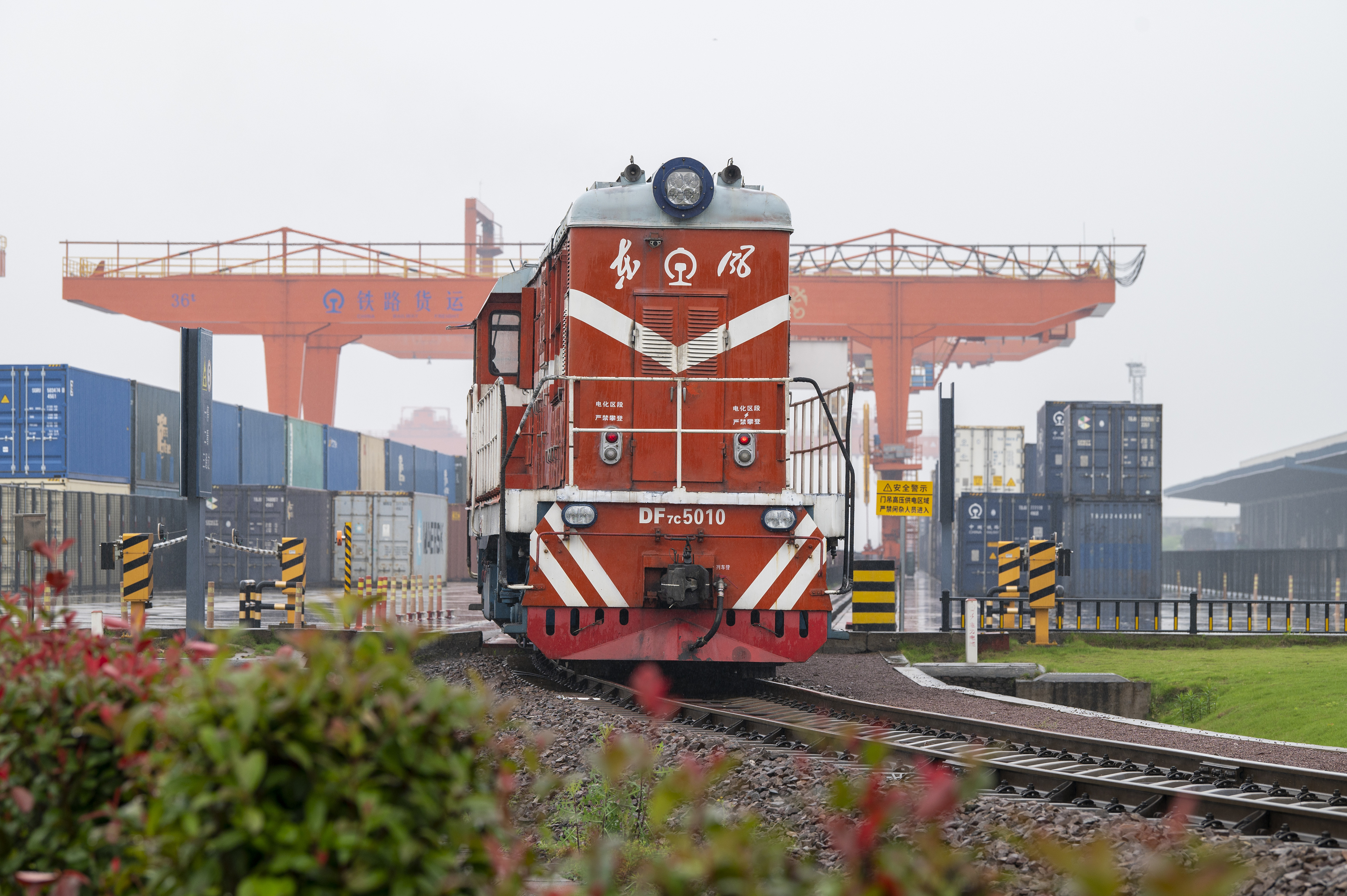 2024年5月5日，“五一”假期最后一天。在浙江省金華市金東區(qū)鐵路金華南站，一列滿載110標(biāo)箱的中歐班列緩緩啟程駛往匈牙利。