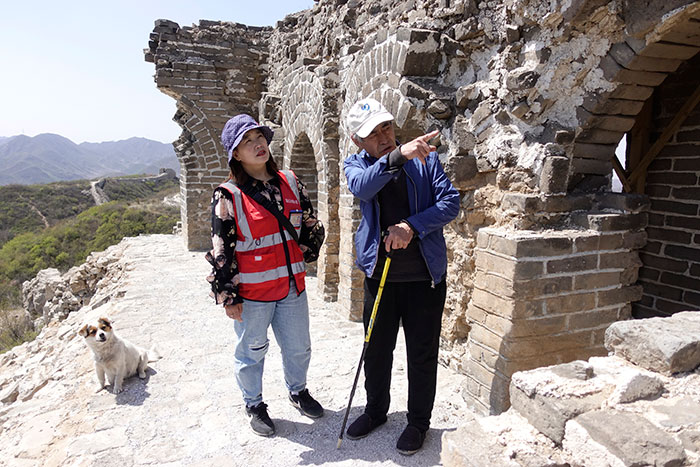 在明長(zhǎng)城遺址上，梅景田給外甥女劉紅巖講述長(zhǎng)城故事。