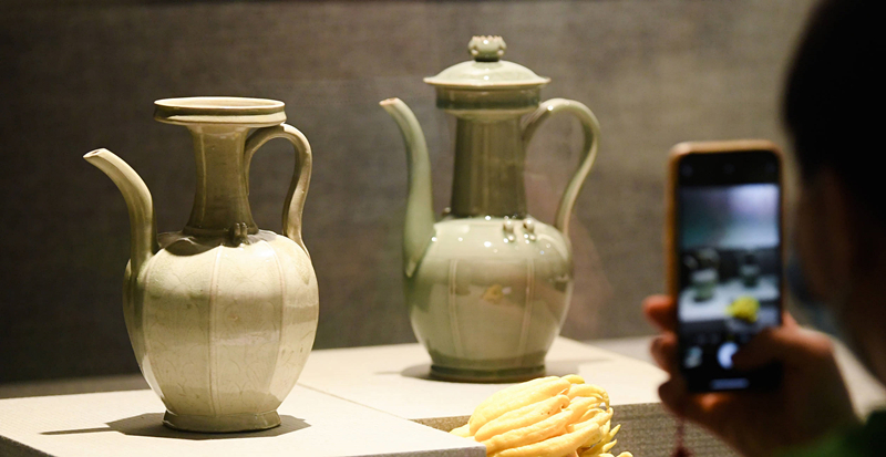 2021年9月14日，浙江省博物館，觀眾在拍攝北宋龍泉窯執(zhí)壺（左）和龍泉青瓷藝人劉杰制作的執(zhí)壺。