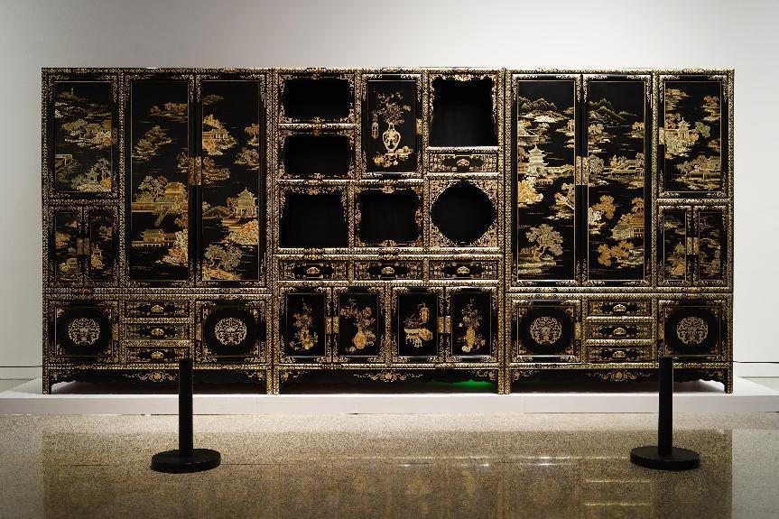 2023年7月9日，北京，中國工藝美術(shù)館·中國非物質(zhì)文化遺產(chǎn)館，“山西特色專業(yè)鎮(zhèn)平遙非遺雙寶中華行”展覽展出的推光漆器作品。