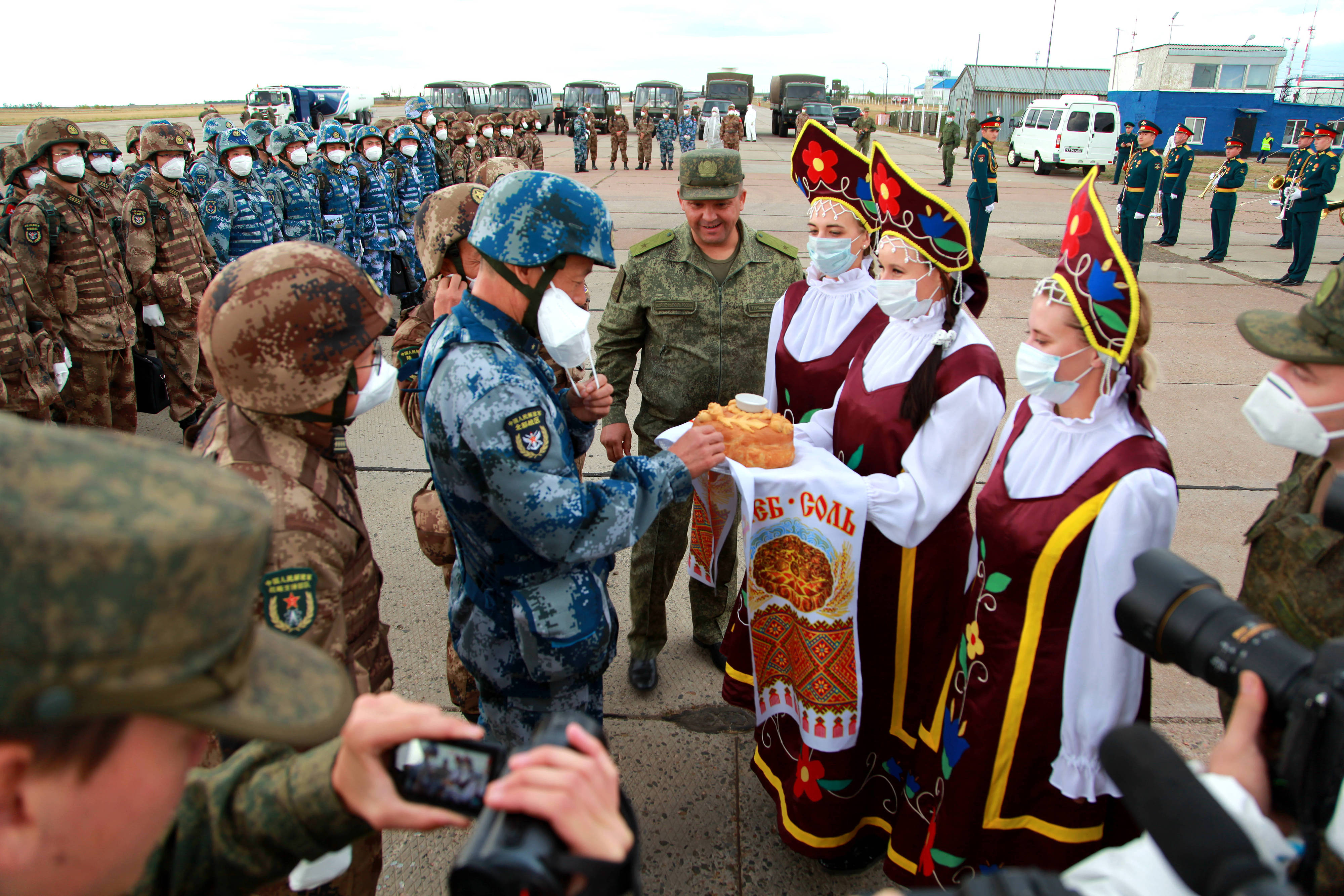 當?shù)貢r間2021年9月10日，跨境參加“和平使命-2021”上海合作組織成員國聯(lián)合反恐軍演的中方部隊導演部抵達俄羅斯奧倫堡“東古茲”靶場演習地域。圖為俄方人員為中方人員舉行歡迎儀式。