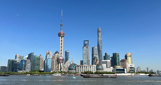 沿蘇州河遠(yuǎn)眺陸家嘴城市建筑群。人民網(wǎng) 馬作鵬 攝