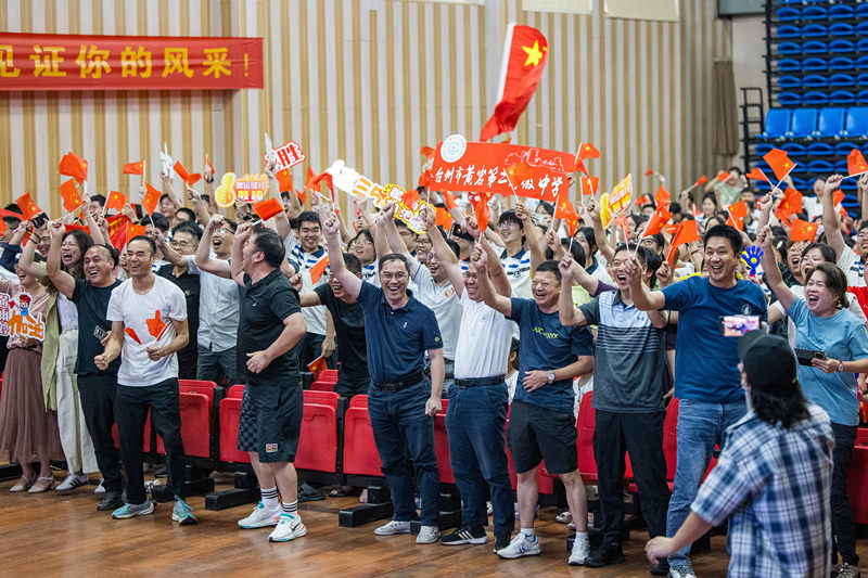 北京時(shí)間7月27日，2024年巴黎奧運(yùn)會(huì)首個(gè)比賽日，在射擊10米氣步槍混合團(tuán)體比賽中，中國(guó)選手黃雨婷/盛李豪獲得金牌。圖為黃雨婷的母校師生們通過(guò)收看奧運(yùn)直播的方式為她加油助威。