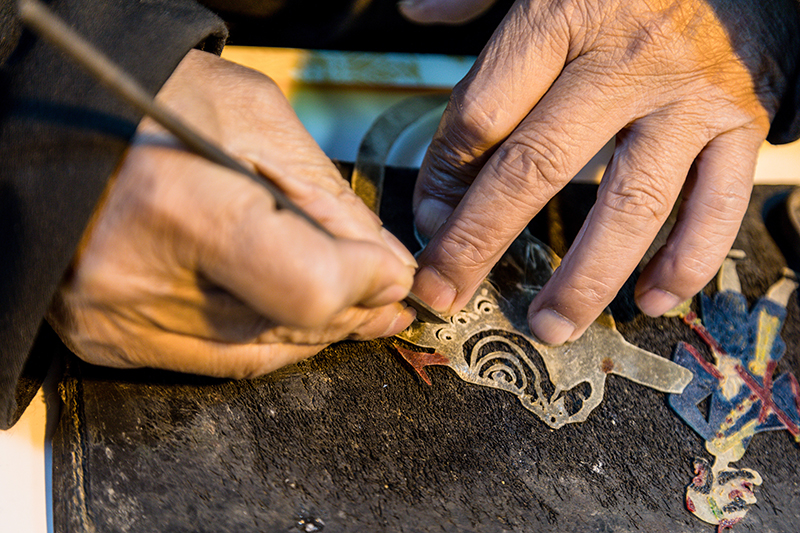 皮影非遺傳承人正在制作皮影。
