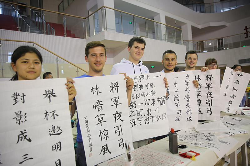 2017年6月5日，來自青島大學和中國石油大學（華東）的外國留學生在展示剛剛現(xiàn)場完成的書法作品。