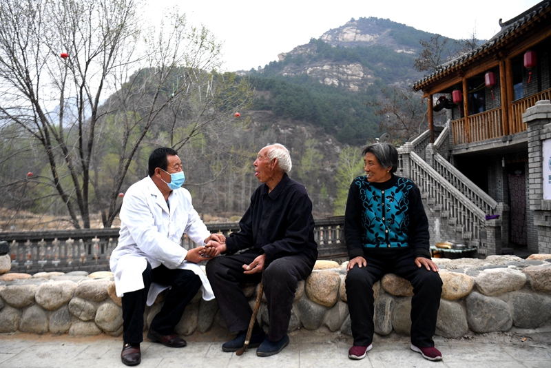 2020年4月15日，在河北阜平縣龍泉關鎮(zhèn)駱駝灣村，村醫(yī)霍建國為村民把脈。