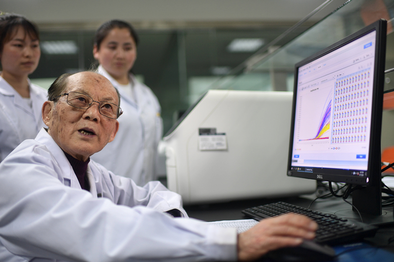 2021年6月17日，吳天一（前）在青海西寧的實驗室內(nèi)和學生討論。