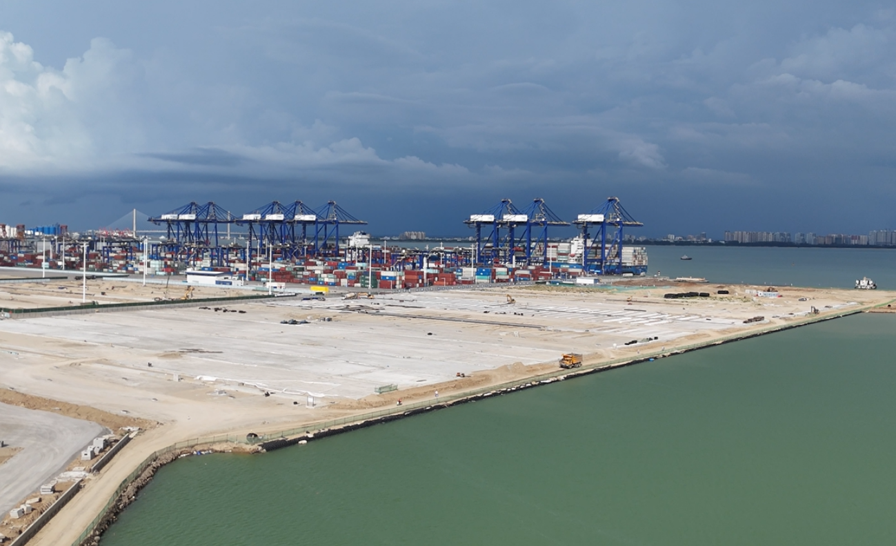 海南洋浦區(qū)域國際集裝箱樞紐港擴建工程項目現(xiàn)場。人民網(wǎng)記者 牛良玉攝