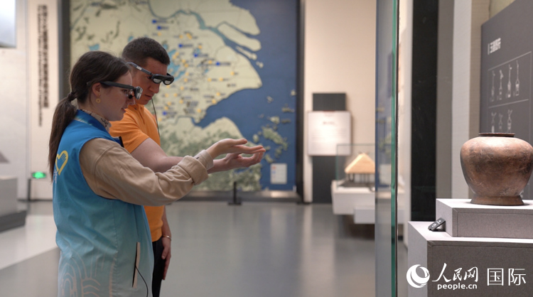人民網(wǎng)外籍專家在良渚博物院體驗(yàn)AR眼鏡。人民網(wǎng)記者 袁蒙攝