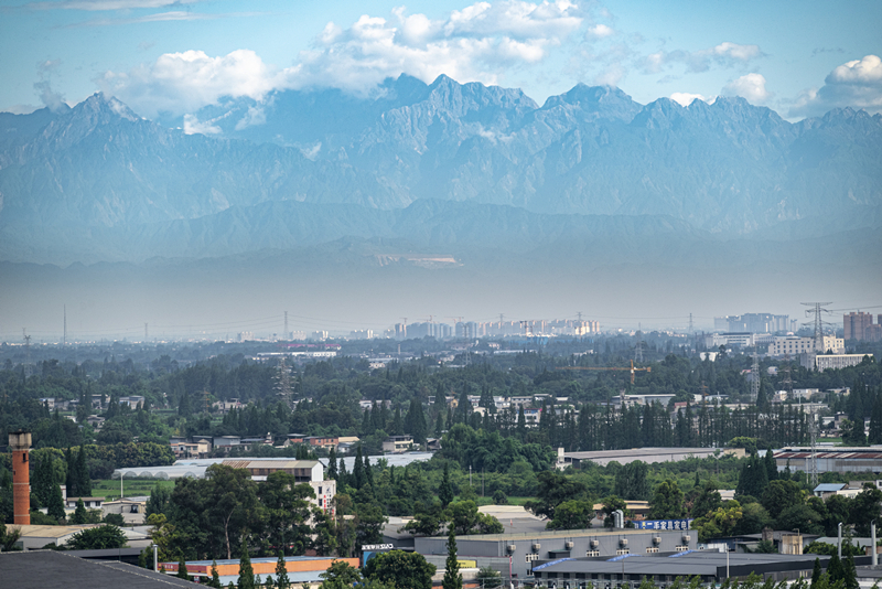 2024年7月1日，成都天氣晴好，遠(yuǎn)處雪山清晰可見(jiàn)。