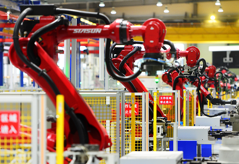 2019年11月22日，沈陽，一家數(shù)字化智能工廠內(nèi)，名為SR210的機(jī)器人正在自主地抓取各種零部件，快速組裝稍小的工業(yè)機(jī)器人。