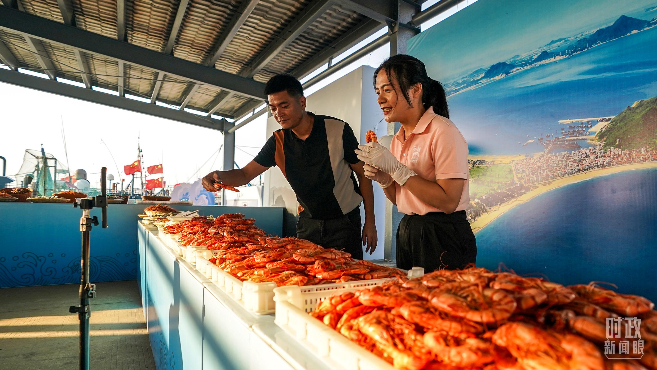 △正在直播賣貨的澳角村村民。（總臺記者李晉拍攝）