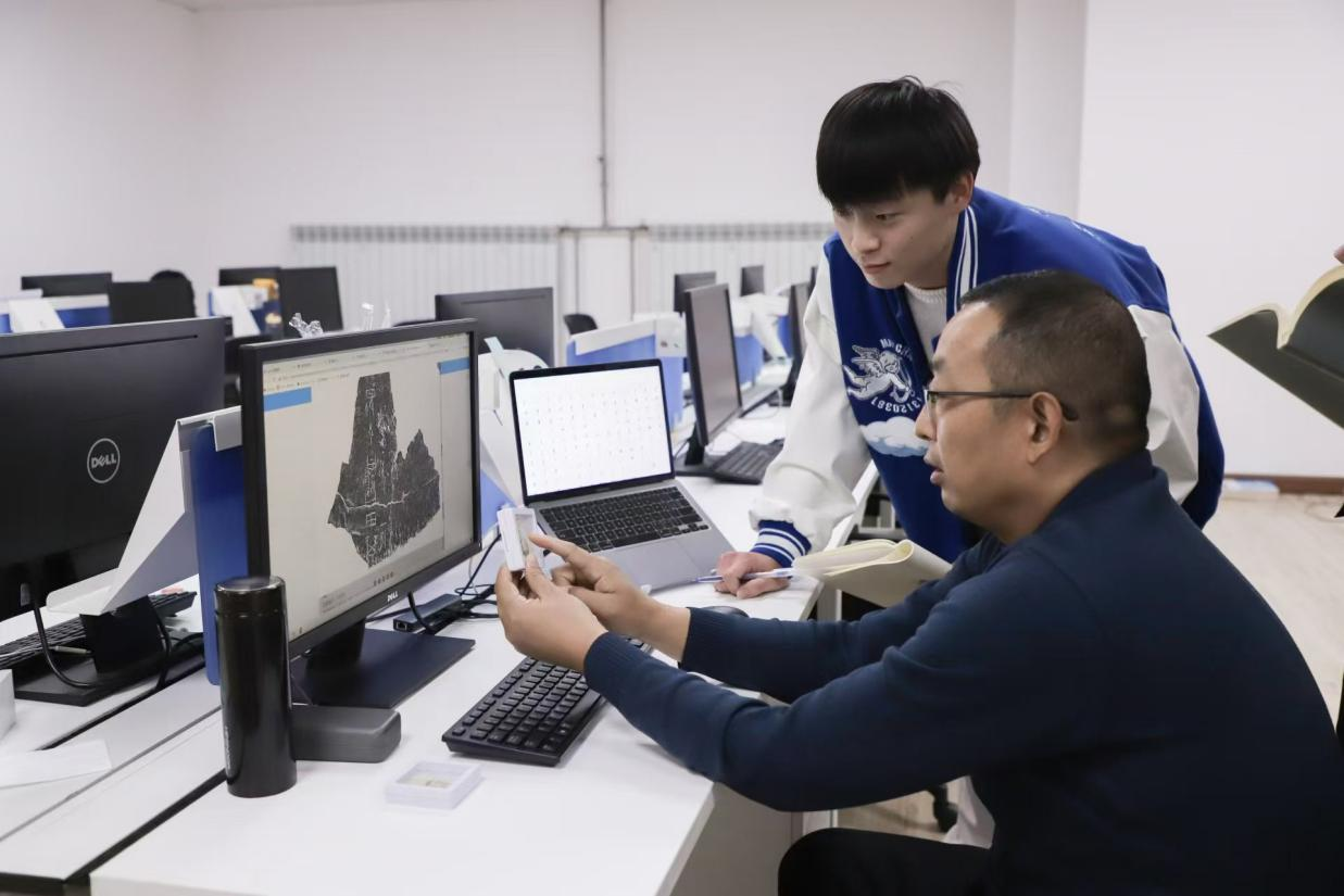 安陽師范學院甲骨文信息處理教育部重點實驗室，劉永革正在給學生講甲骨文。受訪者供圖