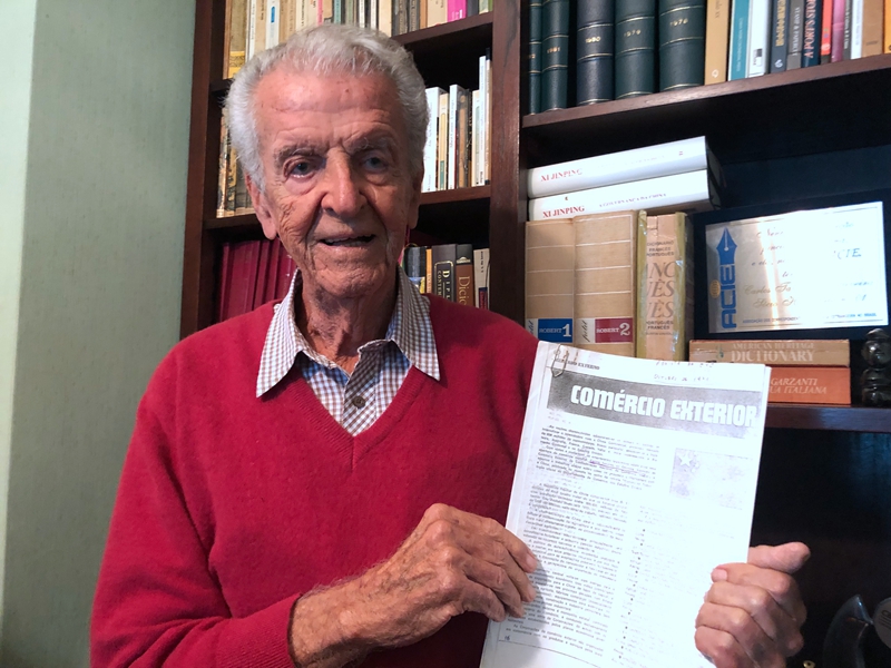 卡洛斯·塔瓦雷斯與其1971年發(fā)表的文章《中國(guó)的對(duì)外貿(mào)易》。資料圖片