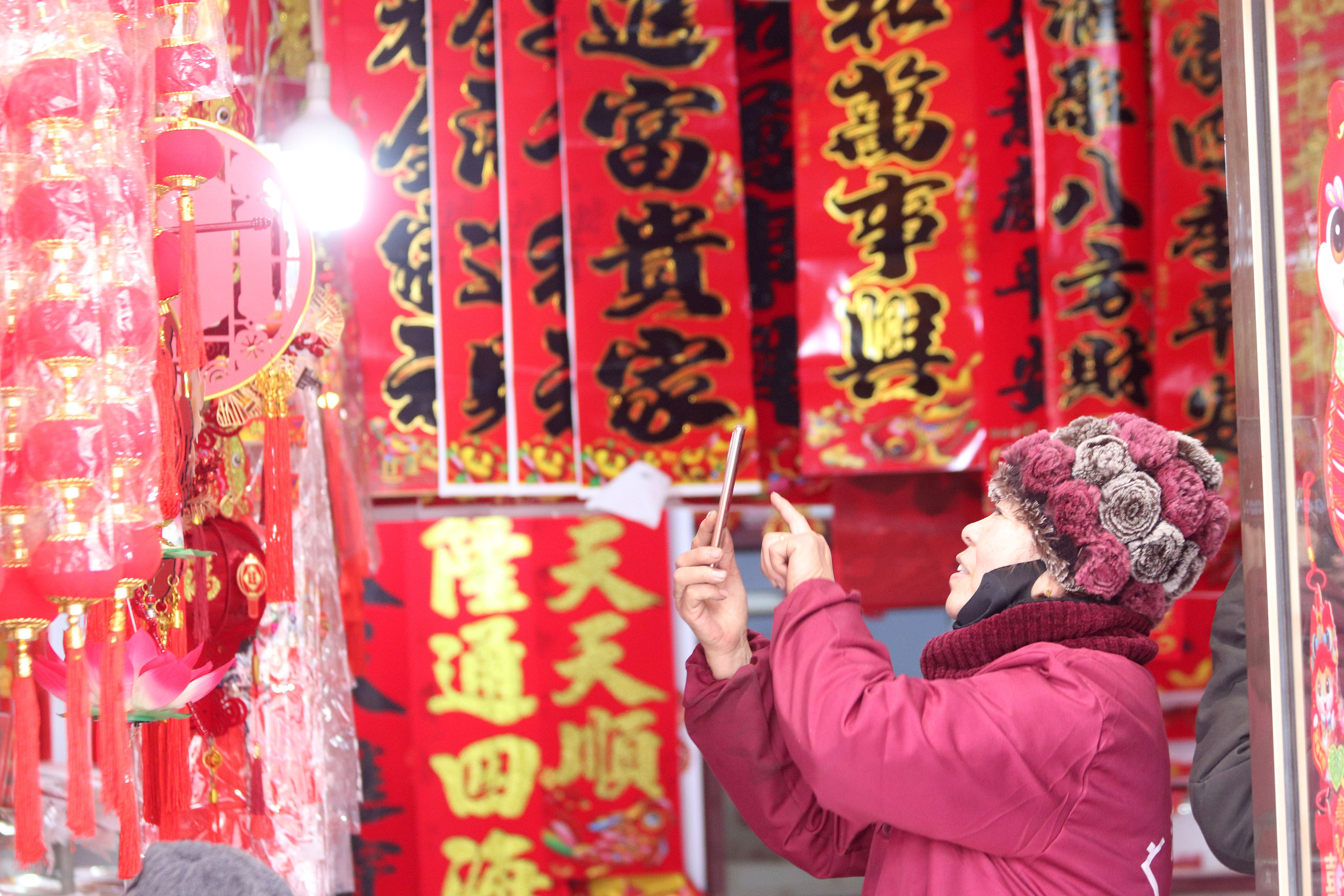 2025年1月5日，在山東省高密市夏莊鎮(zhèn)東李家村，商戶使用手機推銷新春飾品。