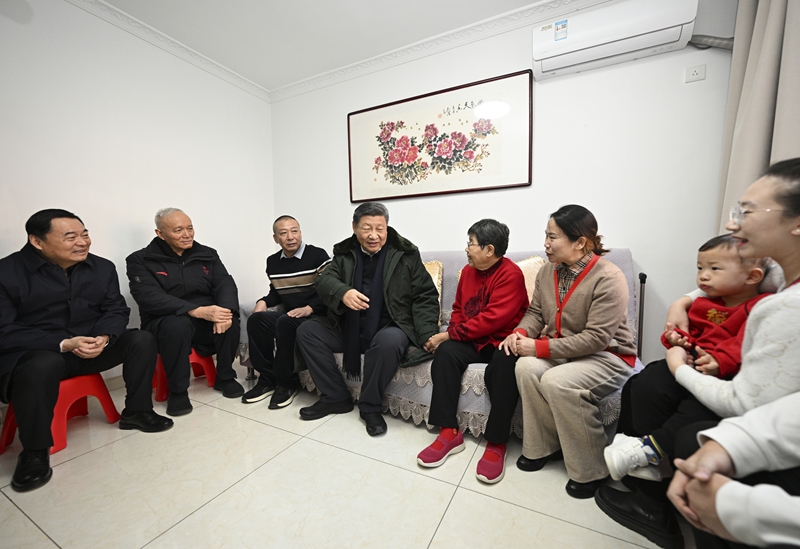 2025年1月23日上午，習(xí)近平總書記在遼寧沈陽大東區(qū)長安街道長安小區(qū)考察時，走進居民郎素蘭家中看望。