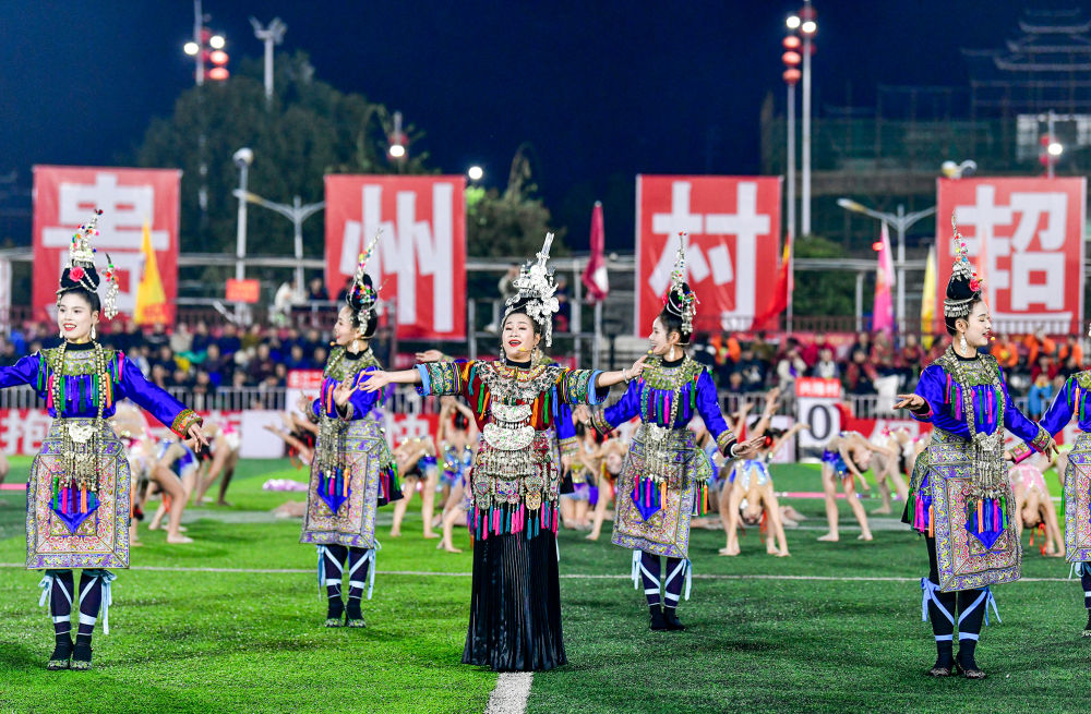 2025年3月14日，2025年貴州“村超”40強(qiáng)交叉賽在榕江“村超”足球場(chǎng)舉行，演員在比賽間隙表演侗族大歌，民族文化伴隨著體育賽事成功“出圈”。圖片來(lái)源：新華社