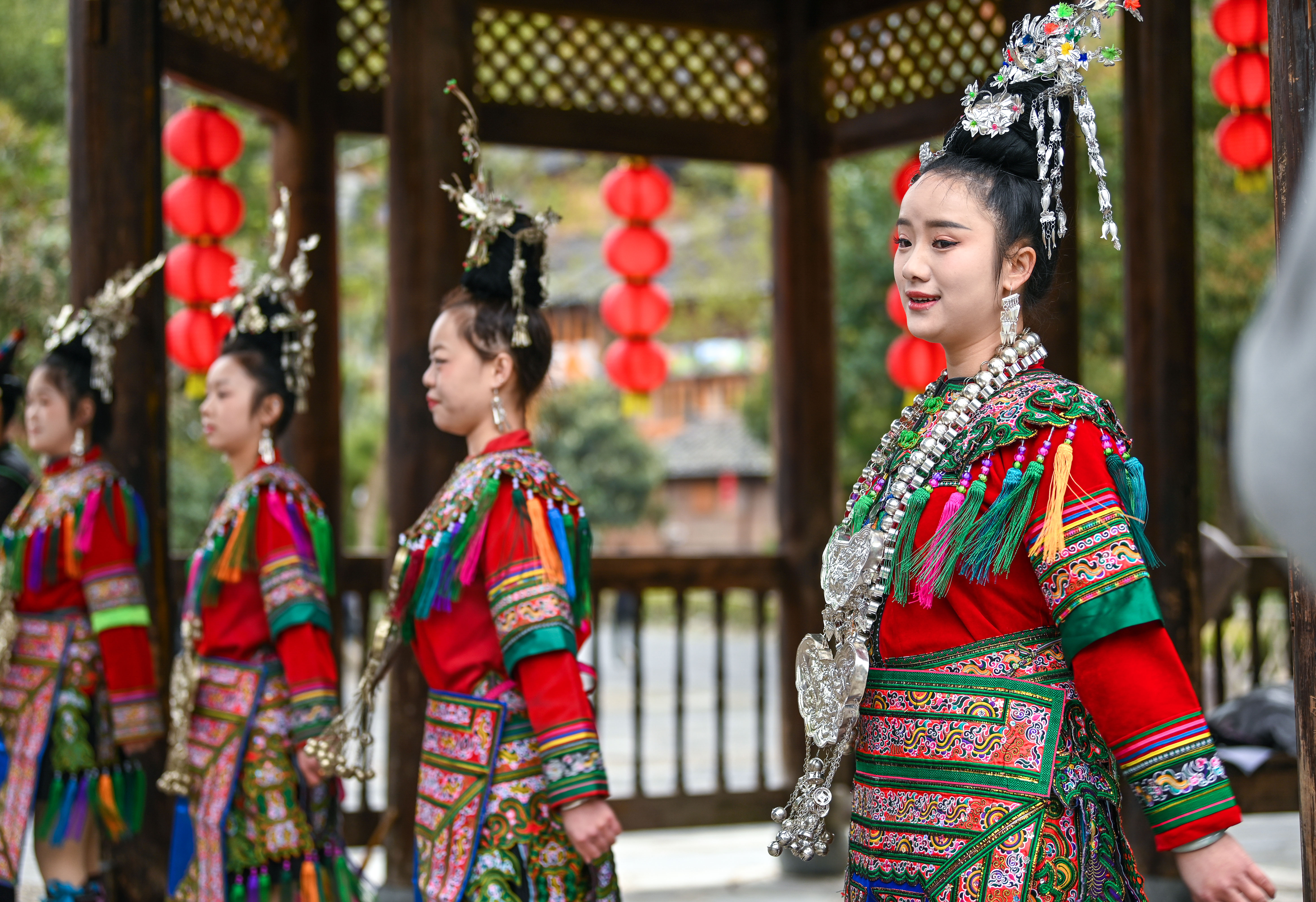  2025年3月18日，侗族群眾在貴州省黎平縣肇興侗寨給游客演唱侗族大歌。