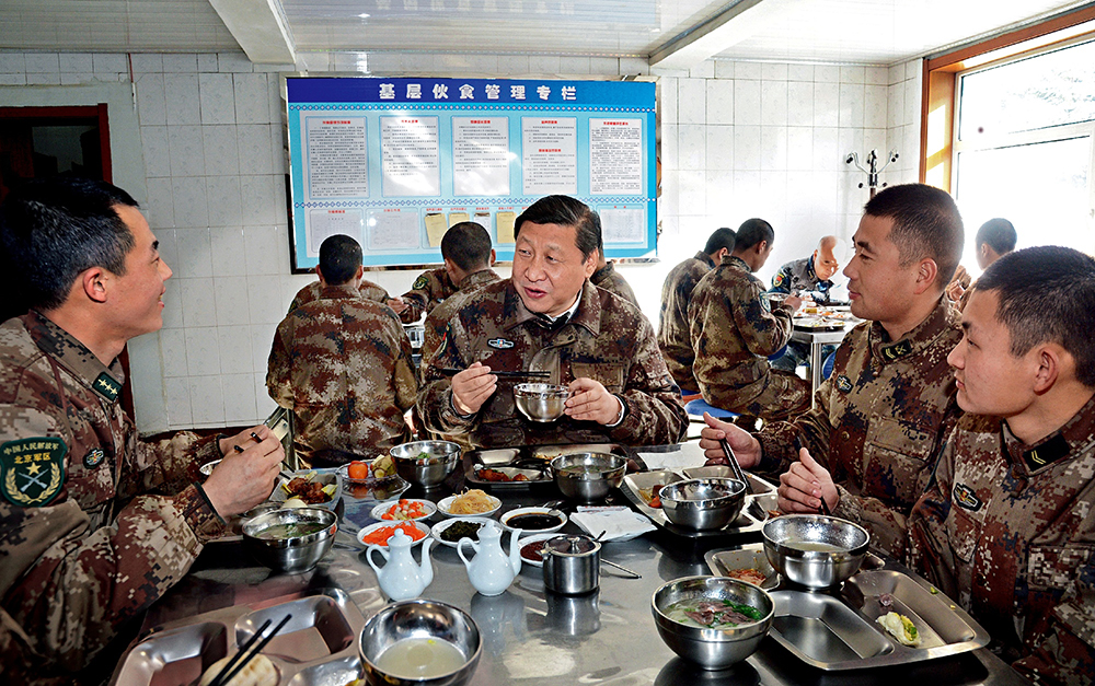 2014年1月26日，習(xí)近平主席專(zhuān)程來(lái)到內(nèi)蒙古軍區(qū)邊防某部，親切看望慰問(wèn)戍邊官兵。這是在連隊(duì)食堂，習(xí)近平主席同戰(zhàn)士們一起用餐。