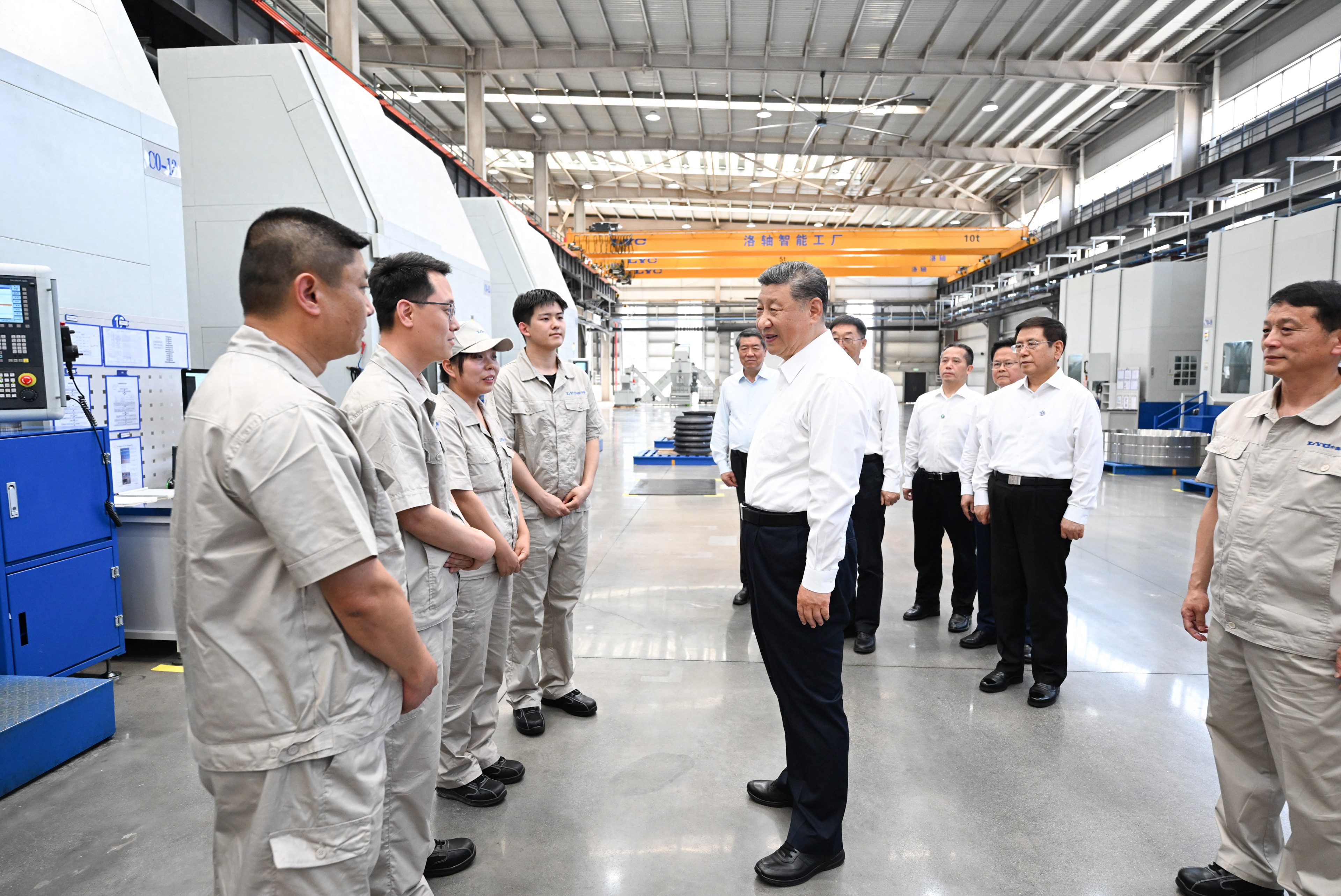 5月19日至20日，中共中央總書記、國家主席、中央軍委主席習近平在河南考察。這是19日下午，習近平在洛陽軸承集團股份有限公司智能工廠考察時，同企業(yè)職工親切交流。新華社記者 燕雁 攝